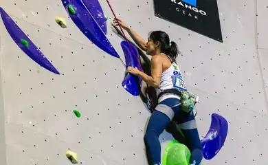 Laval, 25/10/2025 - A paulista Marina Dias se despediu da temporada 2025 com mais um topo de pódio na paraescalada. Neste sábado (25), a bicampeã mundial venceu a etapa de Laval, na França, da Copa do Mundo da modalidade na classe RP3 (atletas com limitações de alcance, força e potência). Foto: Jan Virt/IFSC