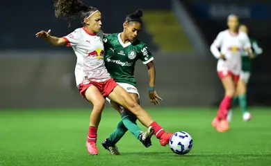 São Paulo- 23/03/2025 - Palmeiras e Bragantino estreiam sem gols no Brasileiro Feminino. Tânia Maranhão, do Palmeiras (de verde) e Tamires, do Red Bull Bragantino (de branco), disputam a bola. Foto Staff Images/CBF
