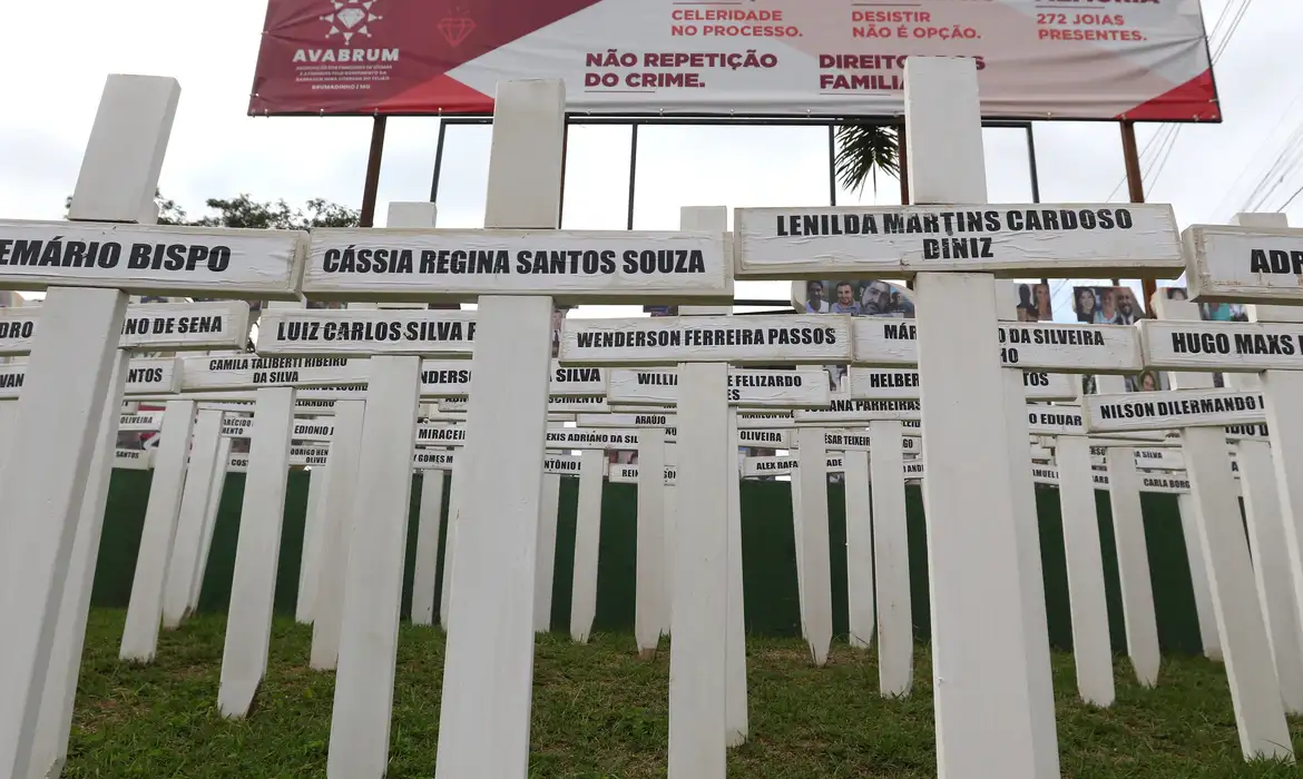 Brumadinho (MG), 23/01/2024 - Homenagem às vítimas da tragédia do rompimento da barragem, no letreiro de Brumadinho, na entrada da cidade. Foto: Tânia Rêgo/Agência Brasil