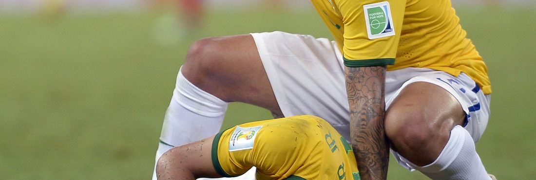 ap20140704-neymar-se-machuca No final do jogo (42 minutos do 2º tempo), o jogador Marcelo pede auxílio para Neymar após entrada dura do colombiano Zuñiga
