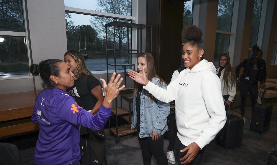 Marta cumprimenta Tarciane na apresentção em Atlanta, para disputa do Torneio SheBelieves, em 01/04/2024