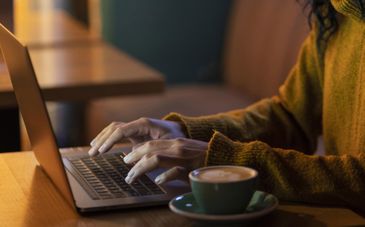Bares, restaurantes e padarias podem proibir clientes de usarem computador na mesa? Foto: Freepik