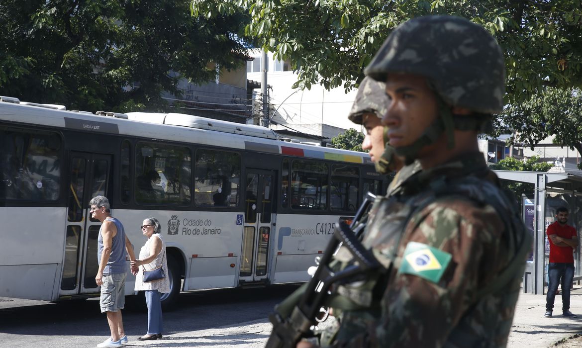 Rio de Janeiro - Forças Armadas participam de operação conjunta com a Polícia Federal e as polícias estaduais na comunidade do Jacarezinho, na zona norte do Rio de Janeiro (Tânia Rêgo/Agência Brasil)