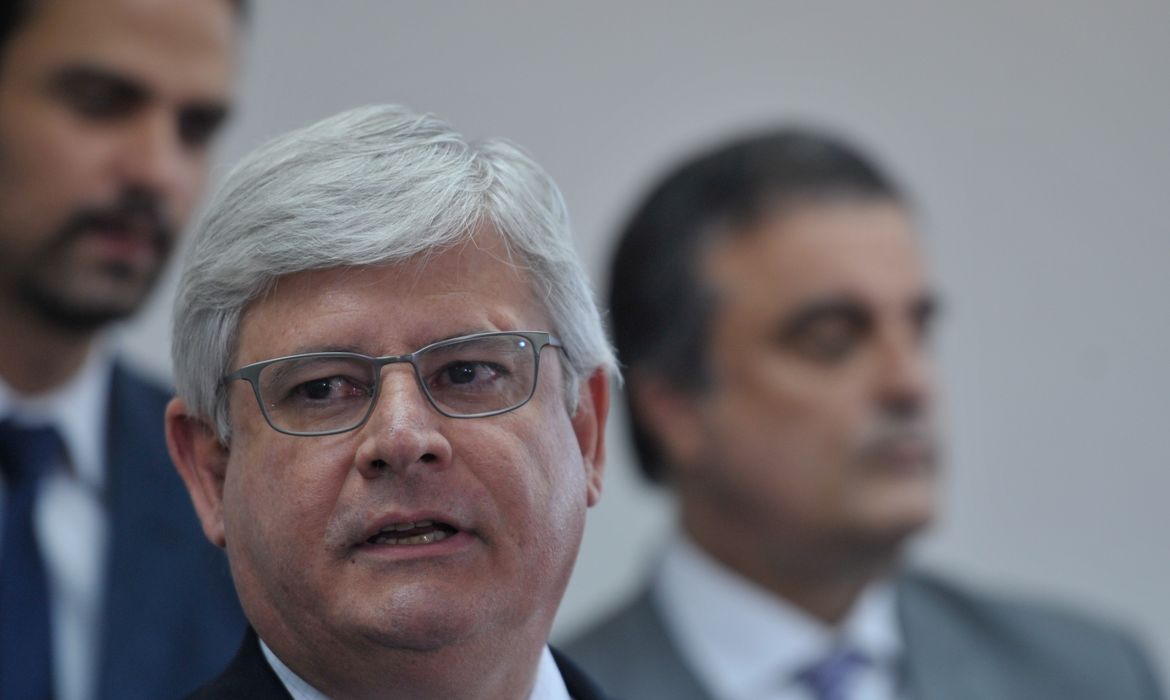 O procurador-geral da República, Rodrigo Janot, e o ministro José Eduardo Cardozo assinam acordo para a instalação do Laboratório de Tecnologia contra Lavagem de Dinheiro (Antonio Cruz/Agência Brasil)
