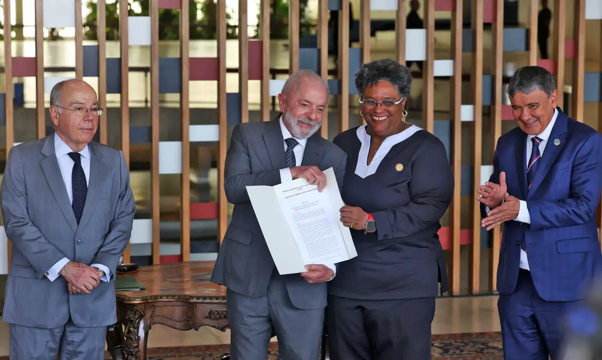 Brasília (DF), 13/06/2025 - Presidente da República, Luiz Inácio Lula da Silva, e a primeira-ministra de Barbados, Mia Mottley, durante Sessão Plenária da Cúpula Brasil-Caribe, no Palácio Itamaraty. Foto: Antonio Cruz/Agência Brasil