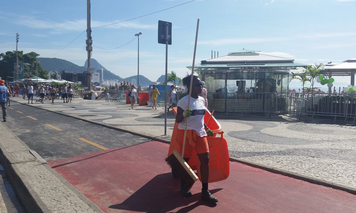 Rio de Janeiro - A Comlurb, empresa responsável pela coleta de lixo no Rio, recolhe o lixo após a festa da virada do ano (Isabela Vieira/Agência Brasil)