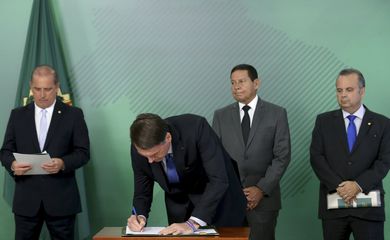 O presidente Jair Bolsonaro, assina medida provisória  que estabelece medidas para combater fraudes em benefícios pagos pela Previdência Social. 