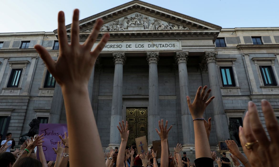 Protesto em frente ao Congresso espanhol contra soltura de homens acusados de estupro