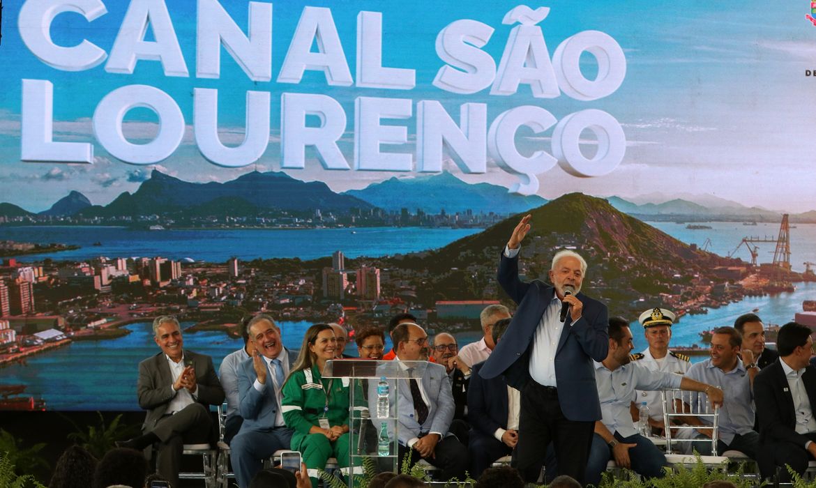 Niterói (RJ), 02/04/2024 - O presidente Lula fala durante cerimônia de anúncio de início das obras de dragagem do Canal de São Lourenço, no Porto de Niterói, centro da cidade. Foto: Tânia Rêgo/Agência Brasil