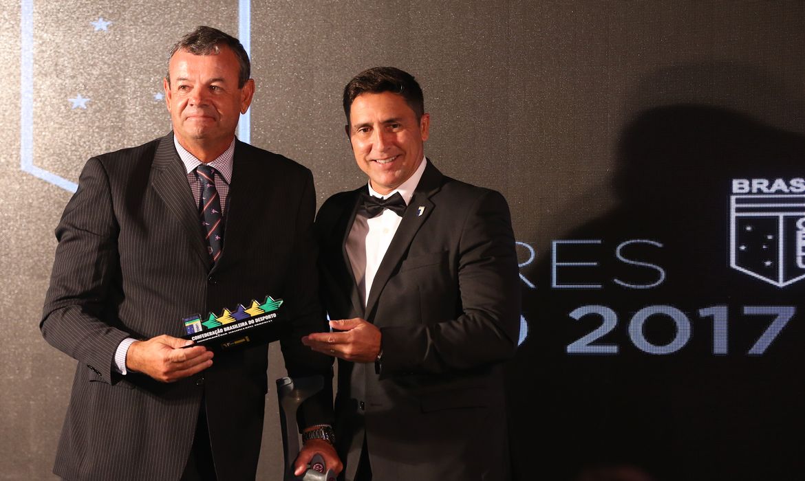 Brasília - O velejador Lars Grael, medalhista olímpico do Brasil, recebe homenageam da CBDU durante entrega do Prêmio Melhores do Ano 2017 (Valter Campanato/Agência Brasil)
