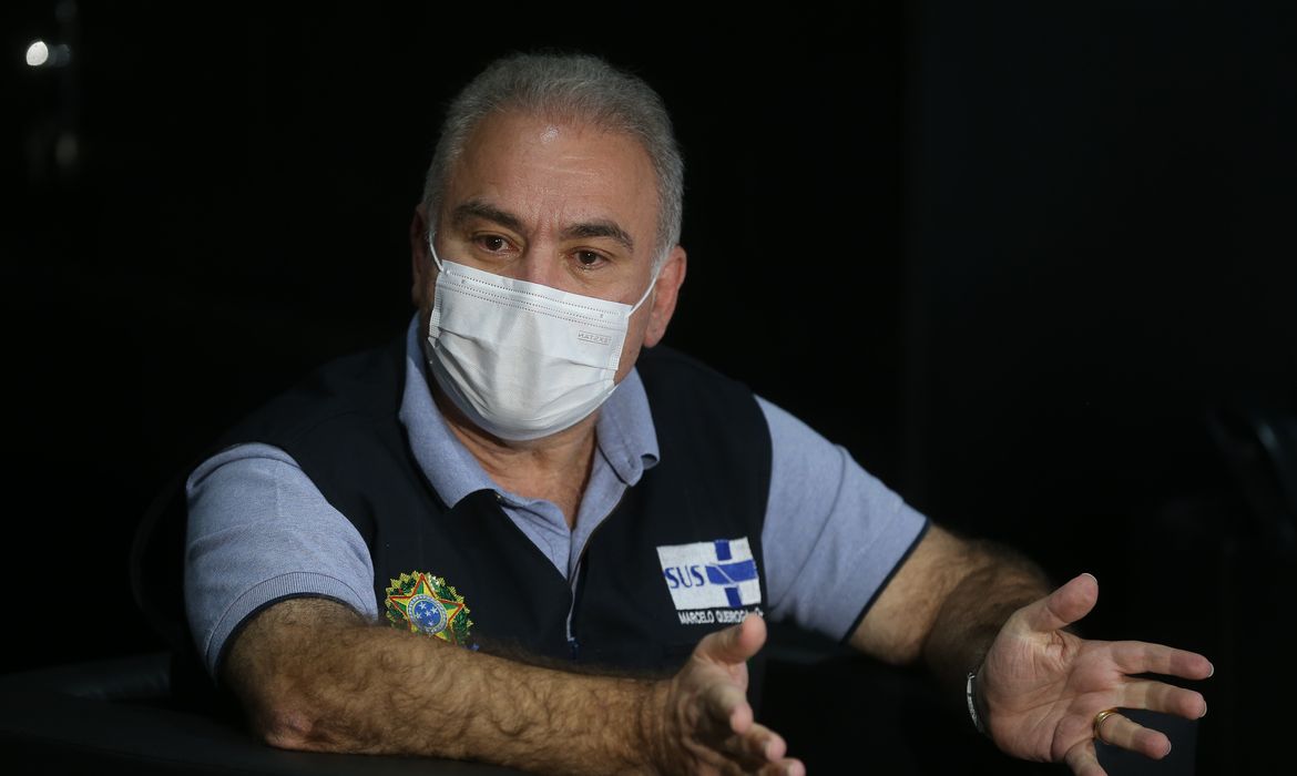 O ministro da Saúde, Marcelo Queiroga, conversa com jornalistas no ministério da Saúde