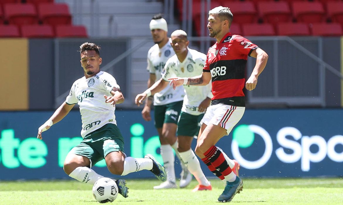 Gabriel Menino, do Palmeiras, disputa bola com Arrascaeta, do Flamengo, durante partida válida pela final Supercopa, no Estádio Mané Garrincha