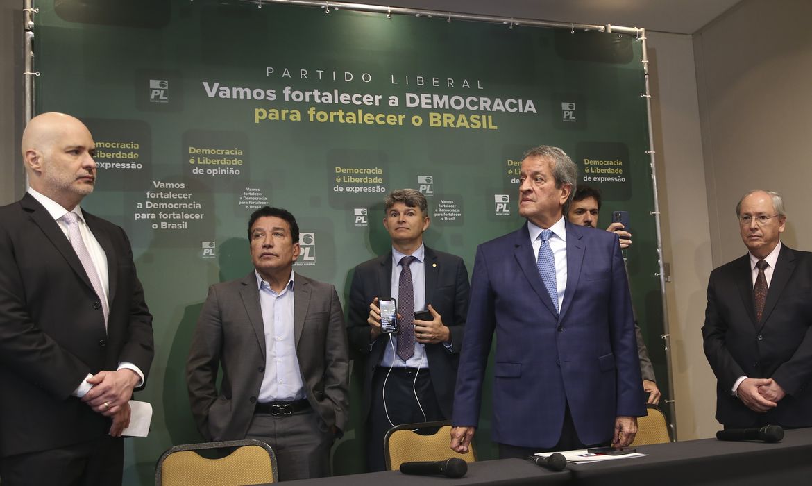 O presidente nacional do Partido Liberal (PL), Valdemar Costa Neto, fala com a imprensa no Centro de Eventos e Convenções Brasil, em Brasília.