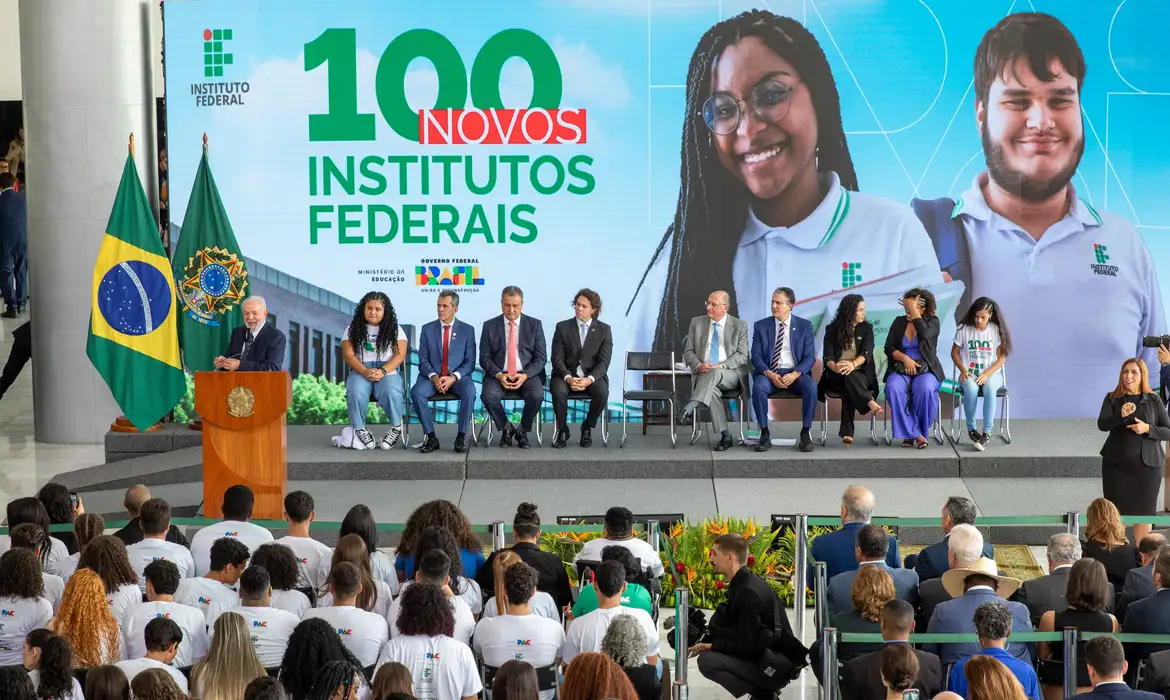 Brasília, 12/03/2024 (DF) - Presidente Luiz Inácio Lula da Silva, acompanhado do ministro da Educação Camilo Santana e do vice-presidente, Geraldo Alckmin, durante solenidade de anúncio de 100 novos Institutos Federais Foto: Fabio Rodrigues-Pozzebom/ Agência Brasil