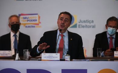 O presidente do Tribunal Superior Eleitoral, ministro Luís Roberto Barroso, participa de entrevista coletiva sobre o segundo turno das eleições municipais 2020