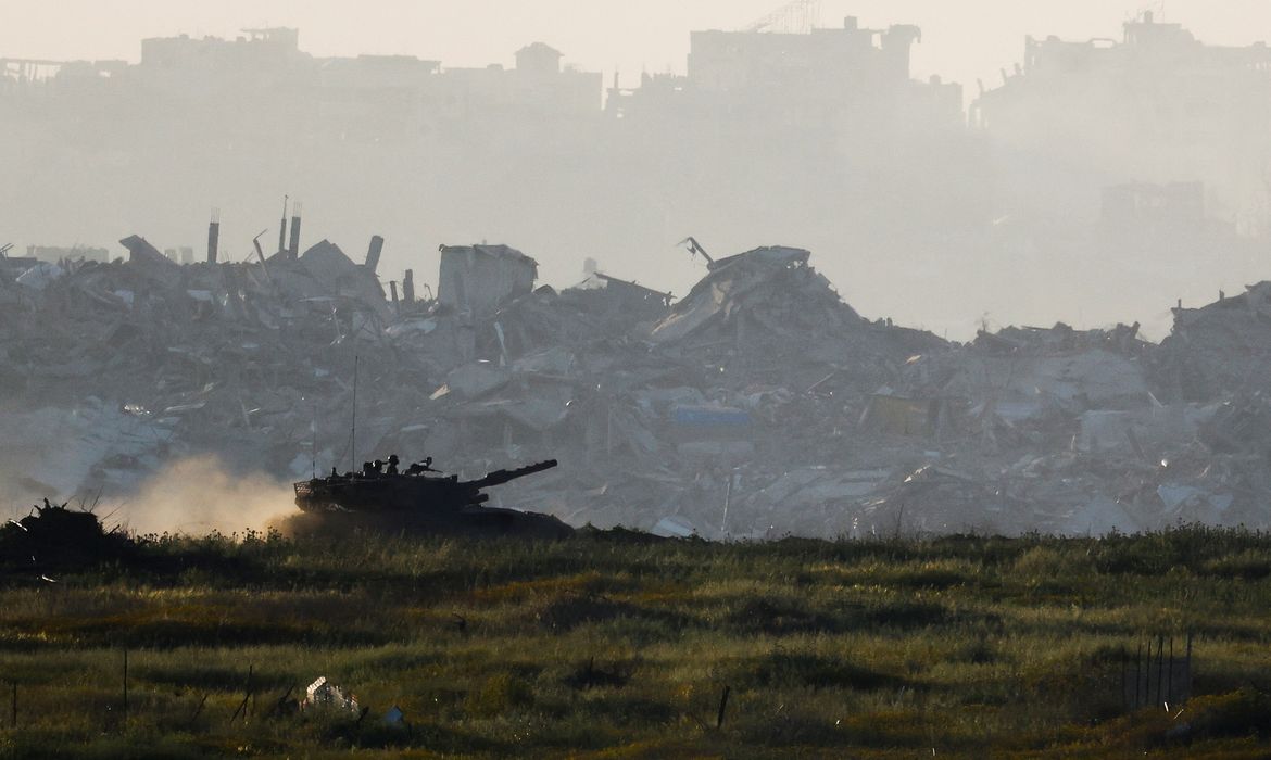 A tank manoeuvres inside Gaza, as seen from Israel's border with Gaza, Israel March 19, 2025. Reuters/Amir Cohen/Proibida reprodução