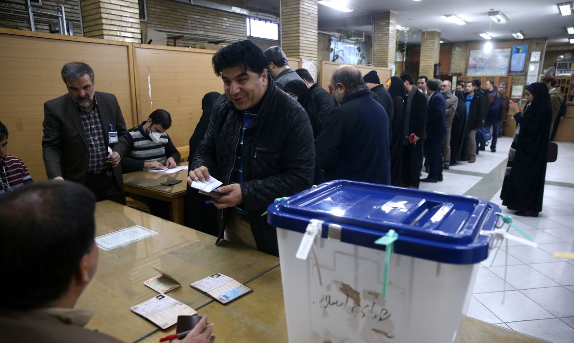 Iranians line up before they cast their vote during parliamentary elections at a polling station in Tehran, Iran February 21, 2020. Nazanin Tabatabaee/WANA (West Asia News Agency) via REUTERS ATTENTION EDITORS - THIS IMAGE HAS BEEN SUPPLIED BY A THIRD PARTY.