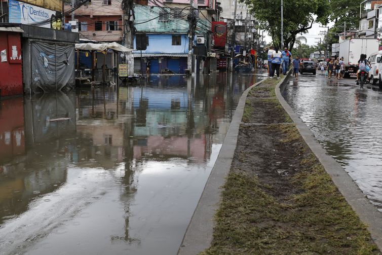 Fernando Frazão/Agência Brasil Moradores e comerciantes da comunidade de Rio das Pedras, zona oeste da cidade, sofrem com alagamentos devido às chuvas intensas que causaram estragos em vários pontos do Estado do Rio de Janeiro.
