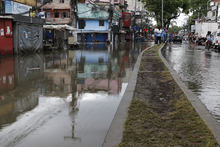 Residents and traders of the community of Rio das Pedras, west of the city, suffer from flooding due to intense rains that caused damage in several parts of the State of Rio de Janeiro.