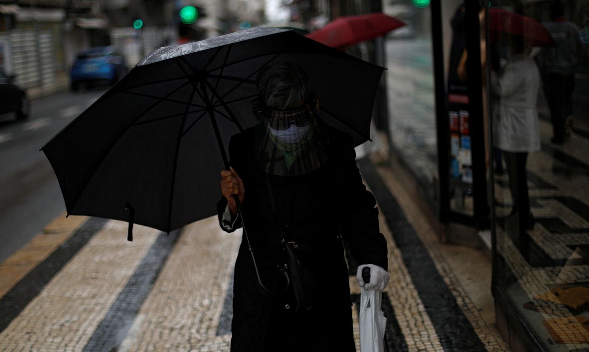 Mulher usando máscara de proteção em Lisboa