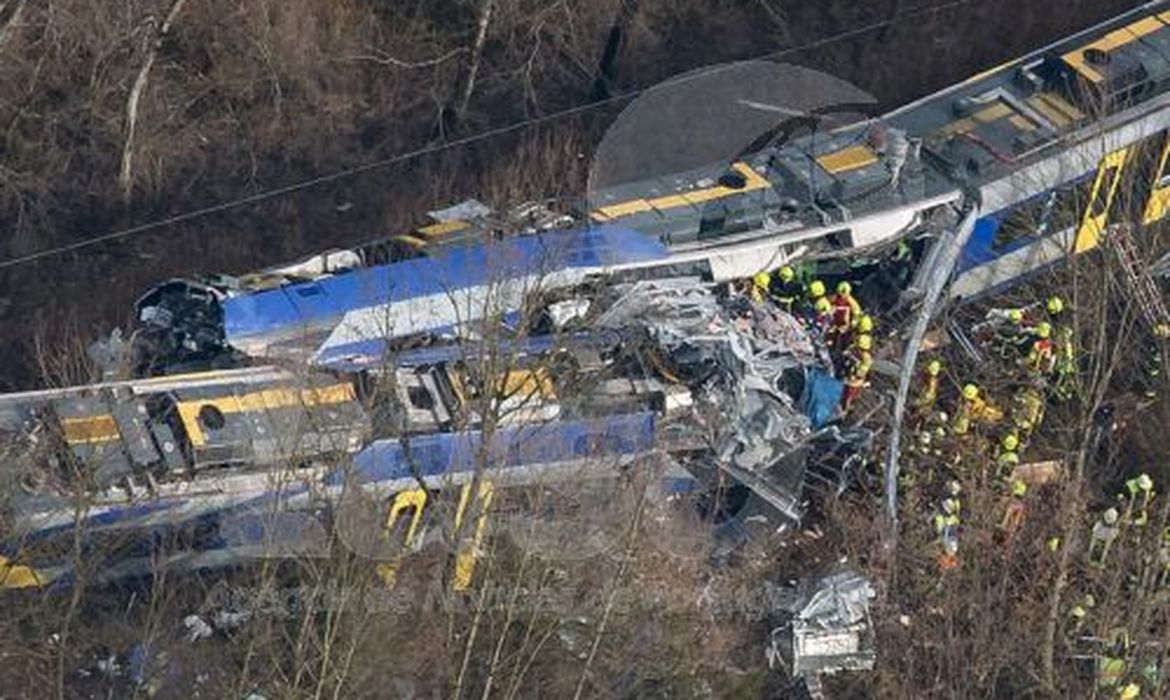 Choque de trens mata ao menos oito na Alemanha