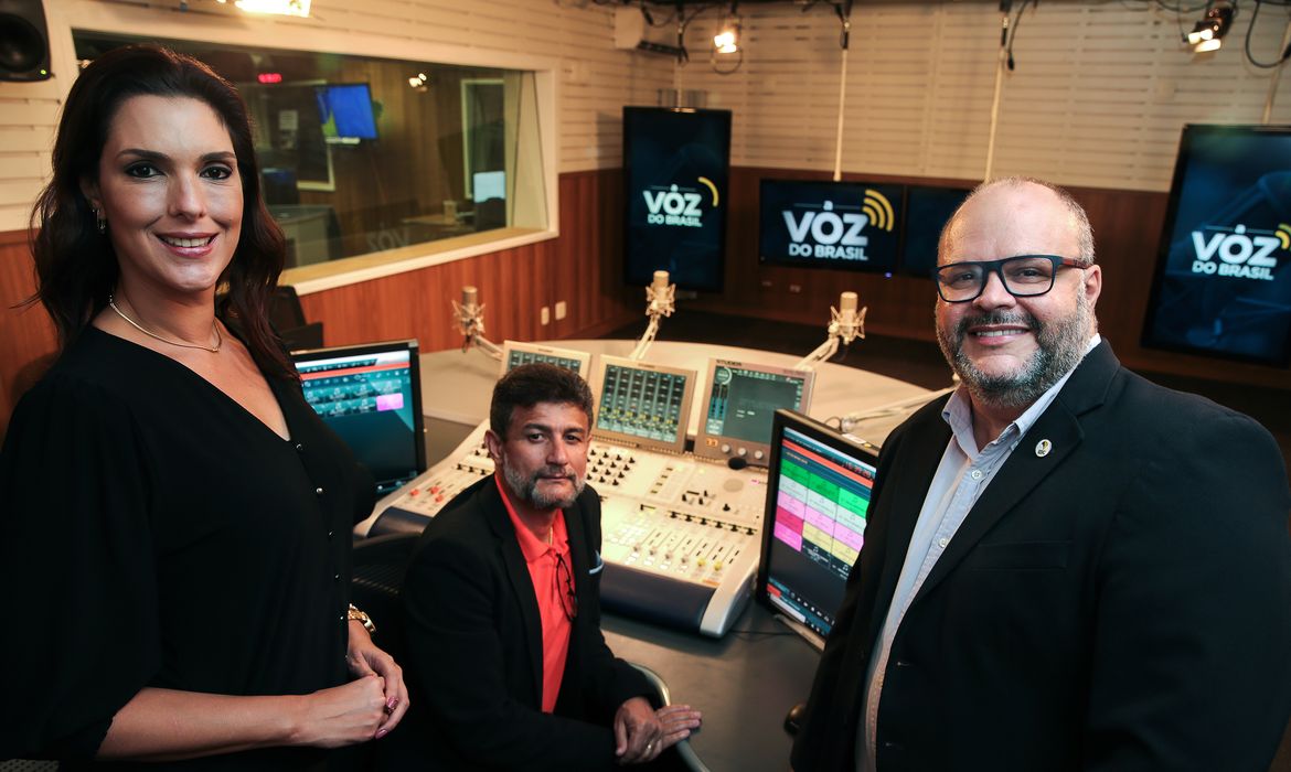 A apresentadora do programa A Voz do Brasil, o gerente de operações de áudio, Leleco Santos, e o gerente-executivo da Rádio Nacional, Luciano Seixas, participam do programa Sem Censura, na TV Brasil