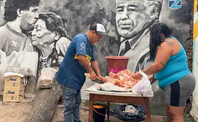 Voluntários cozinham para moradores em refeitório montado na casa onde Maradona passou a infância
26 de março de 2026    REUTERS/Miguel Lo Bianco