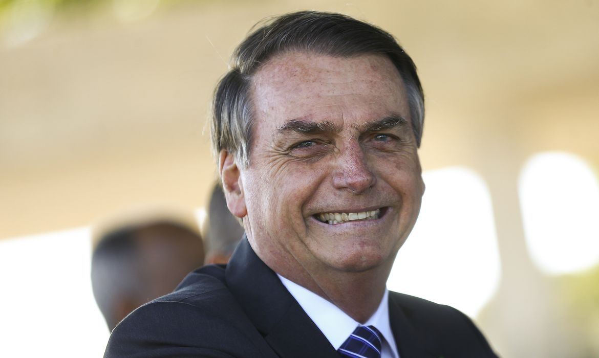 O presidente Jair Bolsonaro, cumprimenta populares e fala à imprensa no Palácio da Alvorada.