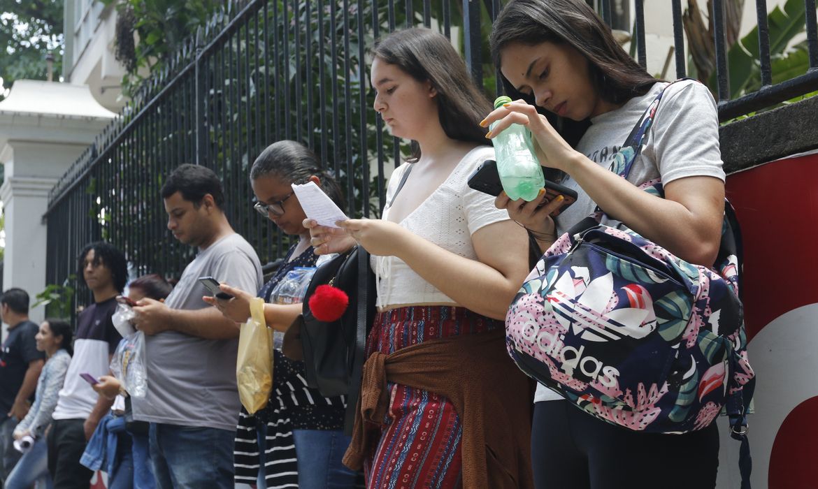 Rio de Janeiro (RJ) 05/11/2023 - Estudantes chegam para o primeiro dia de provas do Enem 2023, na Universidade Veiga de Almeida, na Tijuca. Foto: Fernando Frazão/Agência Brasil