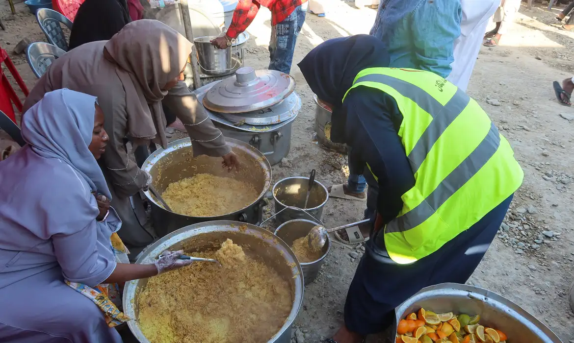 Displaced Sudanese and volunteers from local charity al-Hawadith Street Initiative (HSI) prepare food to break their fast, before an Iftar, a fast-breaking meal, during the holy month of Ramadan, in the city of Port Sudan, Sudan March 7, 2025. Reuters/El Tayeb Siddig/Proibida reprodução