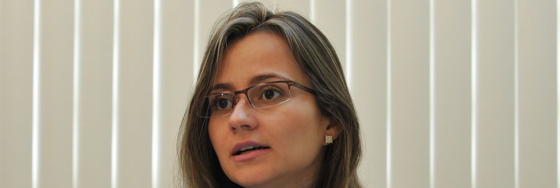 A delegada da Polícia Civil, Fernanda Cavalcante, comunica a prisão do principal suspeito de ordenar o assassinato da radialista da EBC, Lana Micol