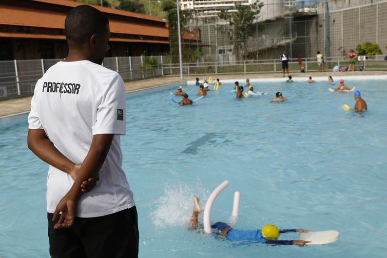 Rio de Janeiro (RJ), 19/05/2023 - Aula de natação para crianças na Vila Olímpica da Gamboa. Foto: Fernando Frazão/Agência Brasil