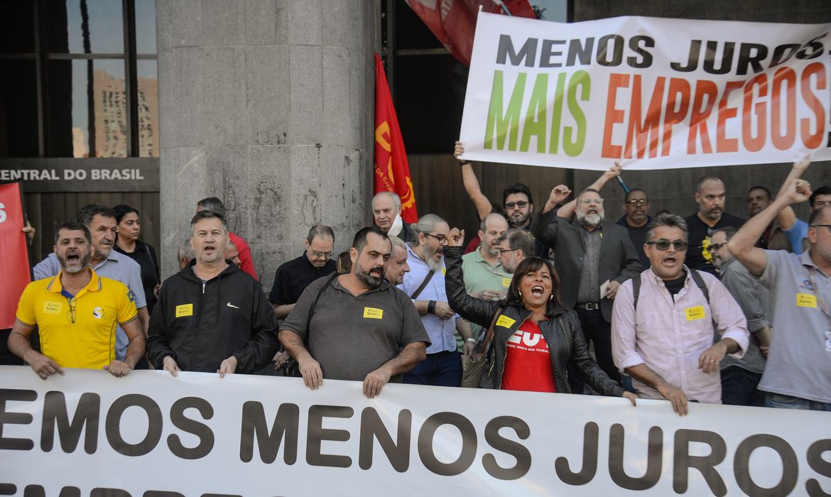 Rio de Janeiro (RJ), 20/06/2023 – Centrais Sindicais e movimentos populares fazem ato contra juros altos em frente ao Banco Central do Brasil, no centro da capital fluminense. Foto: Tomaz Silva/Agência Brasil