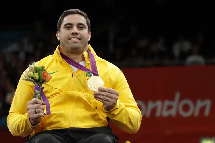 Jovane Guissone conquista o ouro na esgrima nas Paralimpíadas de Londres 2012. 