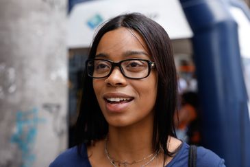 Tânia Rêgo/Agência Brasil Rio de Janeiro (RJ), 03/11/2024 - A candidata Camile da Hora chega para primeira etapa do Exame Nacional do Ensino Médio (Enem) de 2024, na Universidade Estácio de Sá, no centro da cidade. Foto: Tânia Rêgo/Agência Brasil