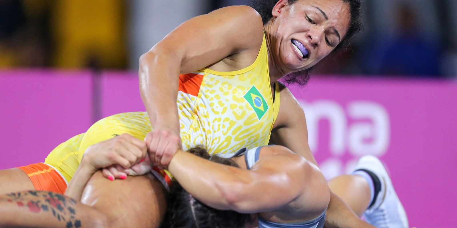 Aline Silva vence japonesa e vai às quartas de final na luta livre