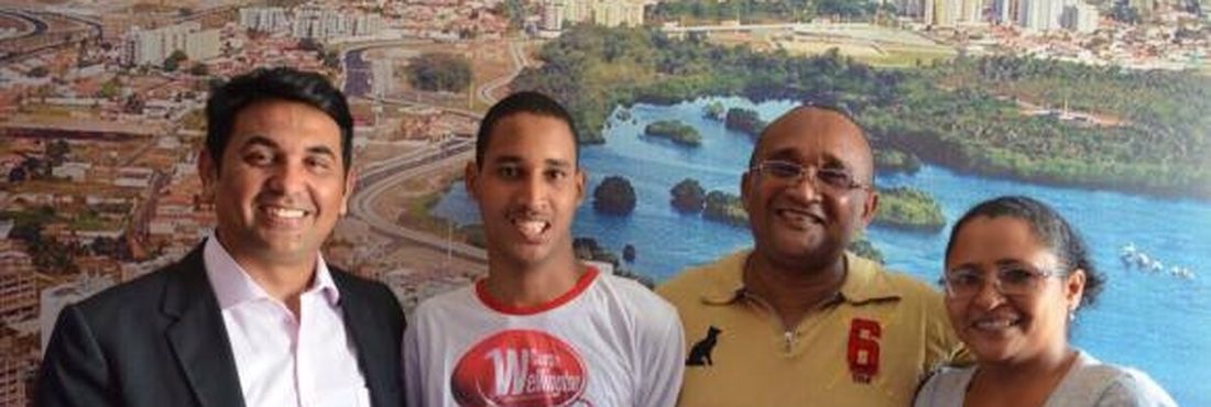 Aluno nota mil do Enem 2014, o maranhense Luis Henrique Sales, com a família