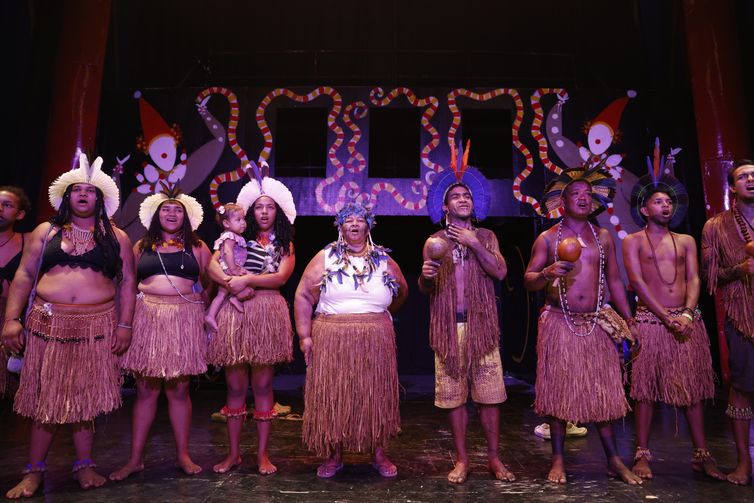 Rio de Janeiro (RJ) 11/09/2024 – Cacica Jamopoty Tupinambá, que veio receber o Manto Tupinambá no Museu Nacional, assiste apresentação de artistas circenses do Unicirco e os convida para ritual no picadeiro. Foto: Fernando Frazão/Agência Brasil