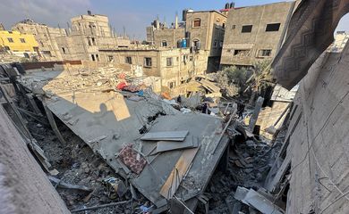 Local de ataque israelense em Khan Younis, no sul da Faixa de Gaza
1/12/2023 REUTERS/Fadi Shana
