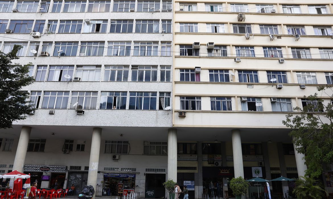 Rio de Janeiro (RJ) 09/09/2024 – Eleições 2024: segurança pública no âmbito municipal. Edifícios com fachada ativa, de uso misto, residenciais com comércio no térreo voltado para a calçada. Foto: Fernando Frazão/Agência Brasil