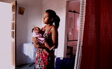 Ana Carla Bernardo, 23 anos, teve uma filha com microcefalia e aguarda na Justiça para receber o benefício