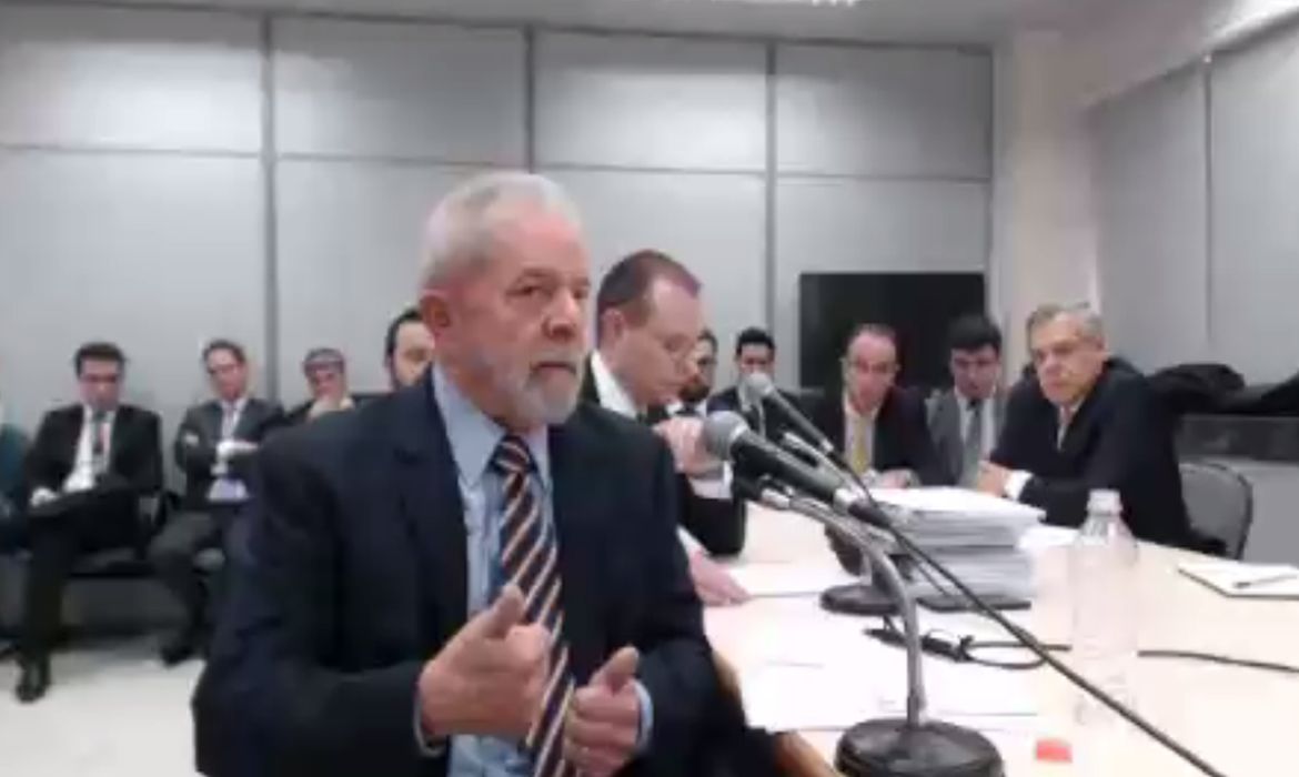 Ex-presidente Luiz Inácio Lula da Silva presta depoimento ao juiz federal Sérgio Moro, em Curitiba