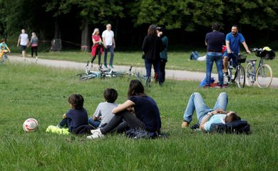 Pessoas em parque de Paris