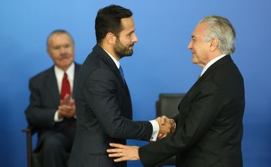 O presidente interino Michel Temer dá posse ao novo ministro da Cultura, Marcelo Calero (Valter Campanato/Agência Brasil)