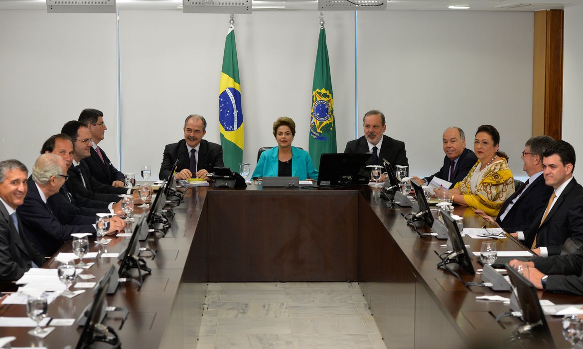 A presidenta Dilma Rousseff e ministros durante reunião com empresários brasileiros, no Palácio do Planalto (Wilson Dias/Agência Brasil)