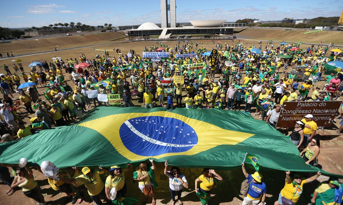 Brasília - Movimentos realizam atos a favor do impeachment da presidenta afastada Dilma Rousseff, em apoio a Lava Jato e a aprovação das dez medidas contra a corrupção (José Cruz/Agência Brasil)