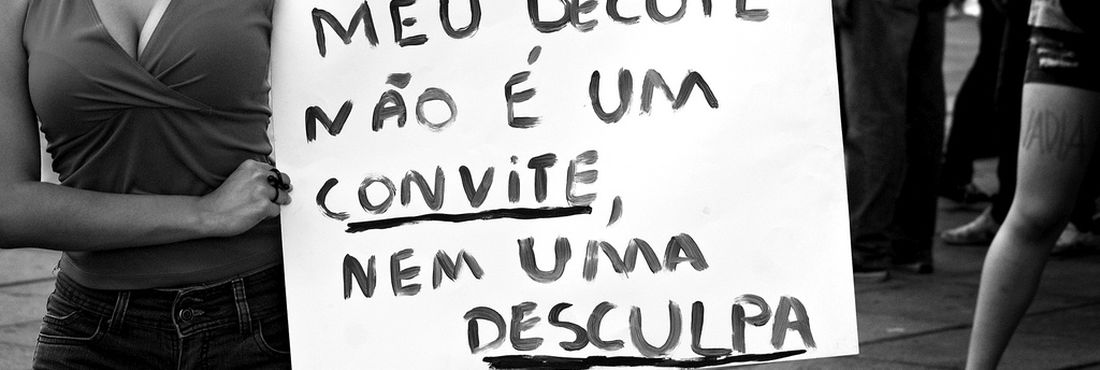 Cartaz "Meu decote não é um convite" Cartaz em manifestação contra violência