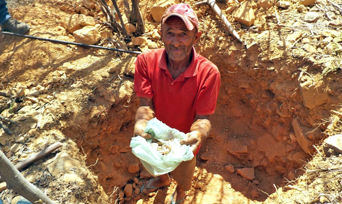 A descoberta de uma jazida de pedra ametista na cidade de Sento Sé, no Norte da Bahia, atraiu o interesse de milhares de pessoas à região 
