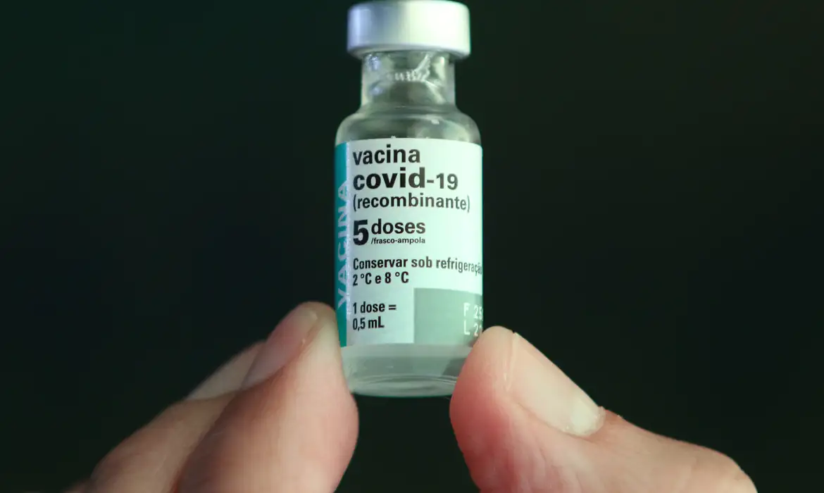 Frasco da vacina 100% nacional contra a covid-19, produzida pela fundação oswaldo cruz (fiocruz)