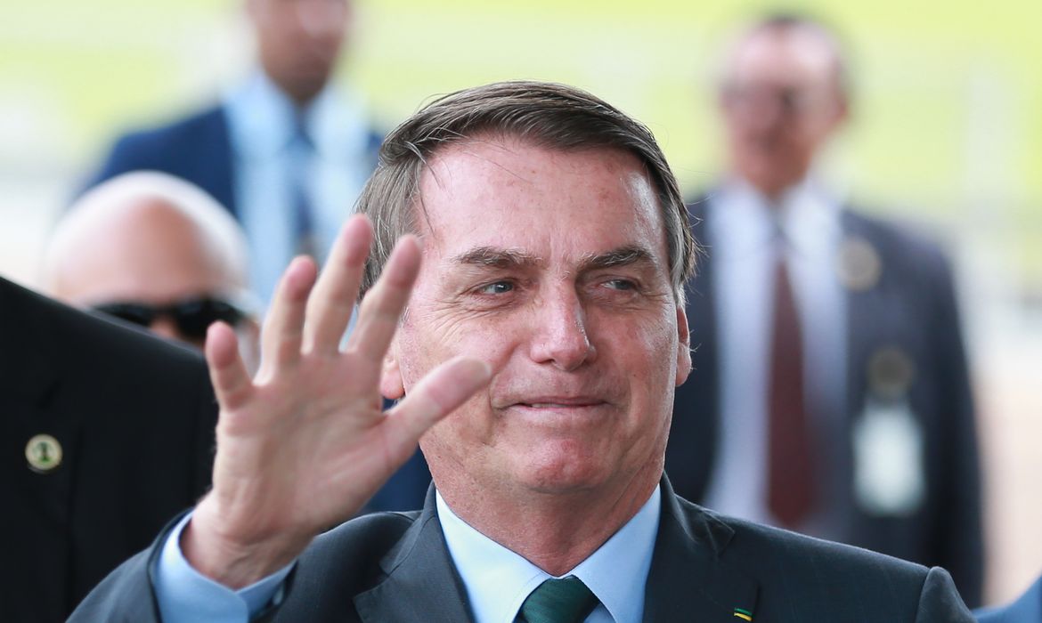 O Presidente Jair Bolsonaro cumprimenta populares no Palácio da Alvorada